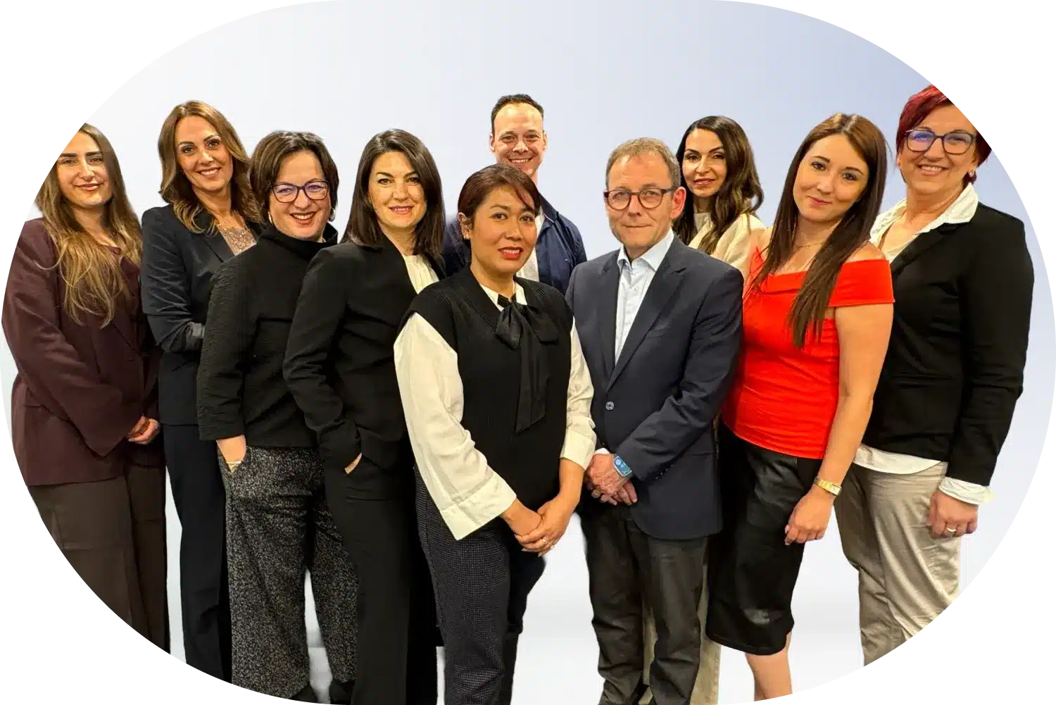 Das Team der Lkm GmbH posiert in Business-Kleidung vor einem hellen Hintergrund – Steuerberatung in Unterföhring.